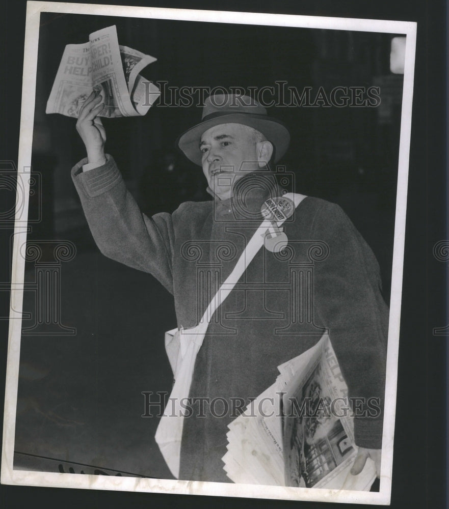 1943 Press Photo Old Newsboy