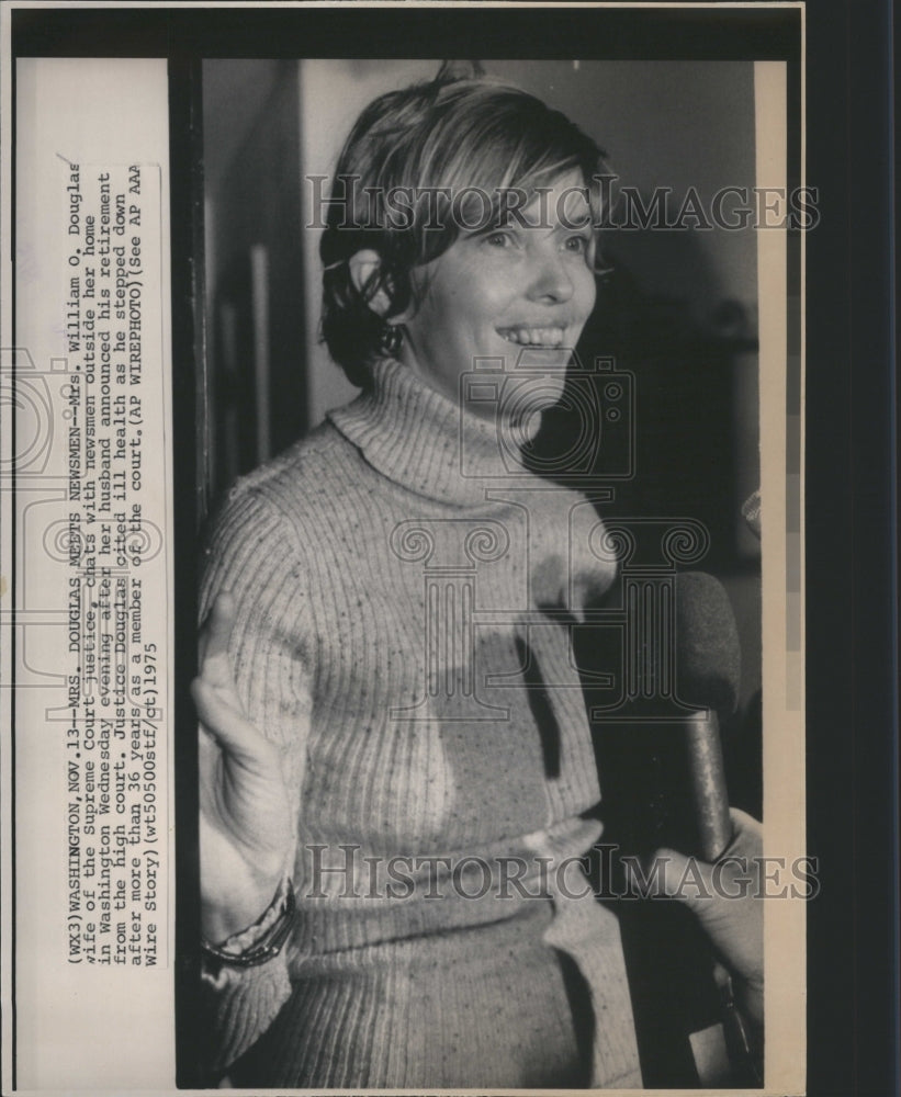 1975 Press Photo Mrs. William Douglas chat with newsman