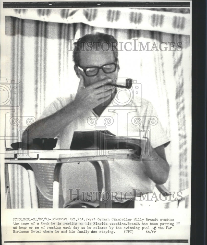 1971 Press Photo Chancellor Vacation Smoking Pipe Reads