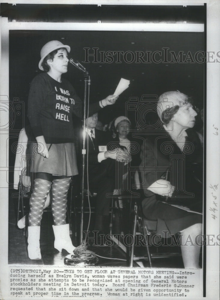 1966 Press Photo Evelyn Davis General Motors Meeting