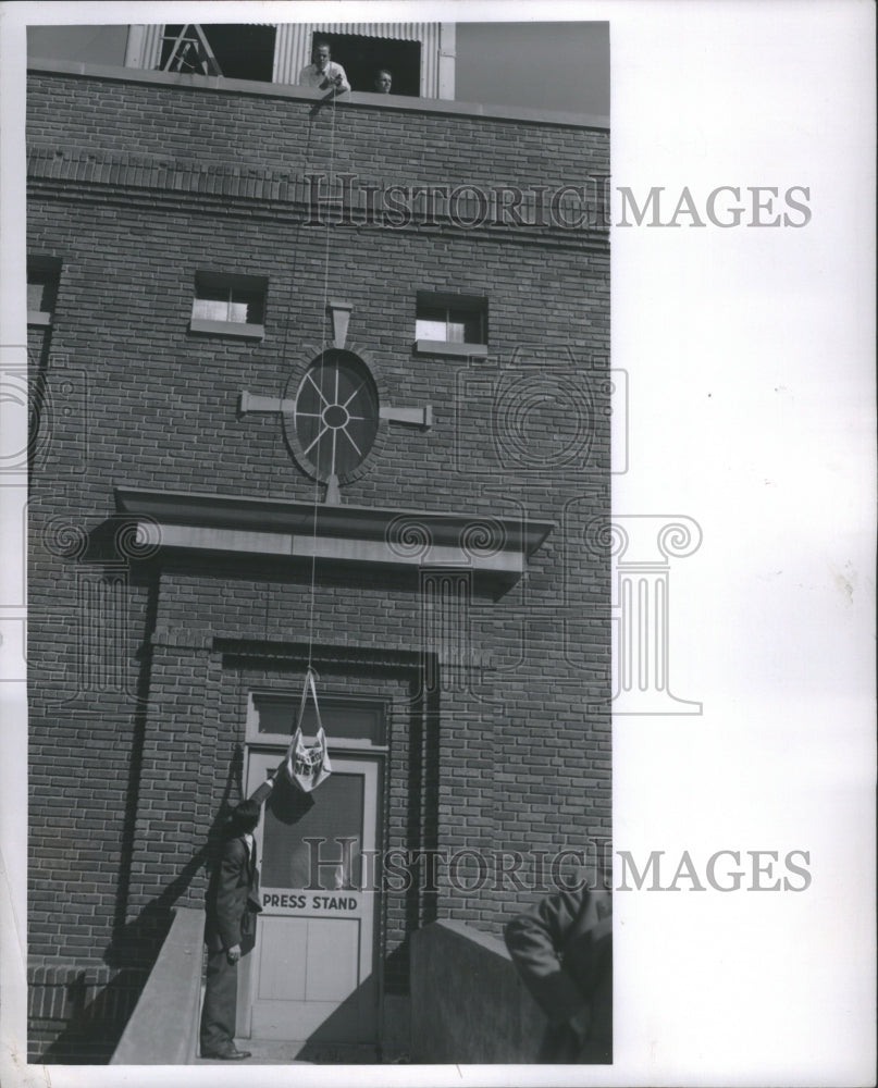 1946 Press Photo Photo FIlms Lowered From Press Box