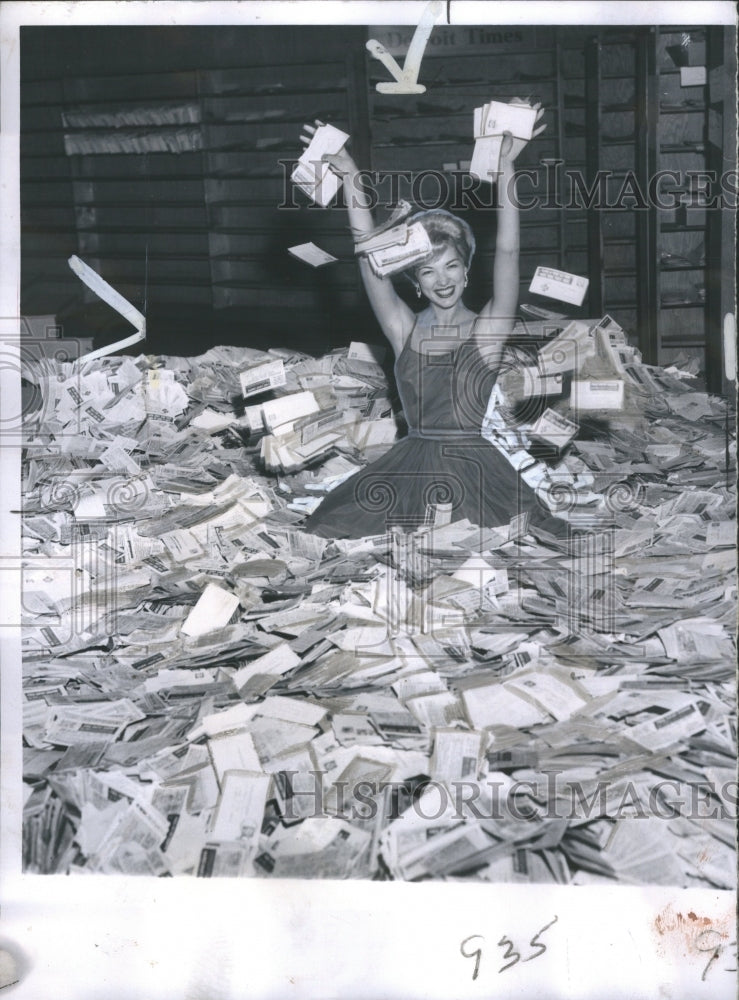 1960 Press Photo Detroit Times Sweepstakes Entries Room