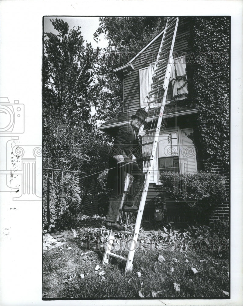 1982 Press Photo Chimney Sweep Duane Clark