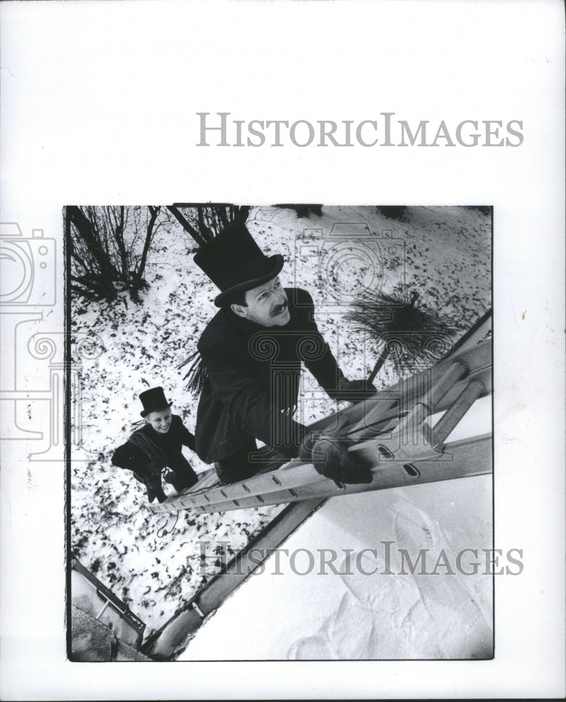 1979 Press Photo Chimney Sweep Ladder Worker