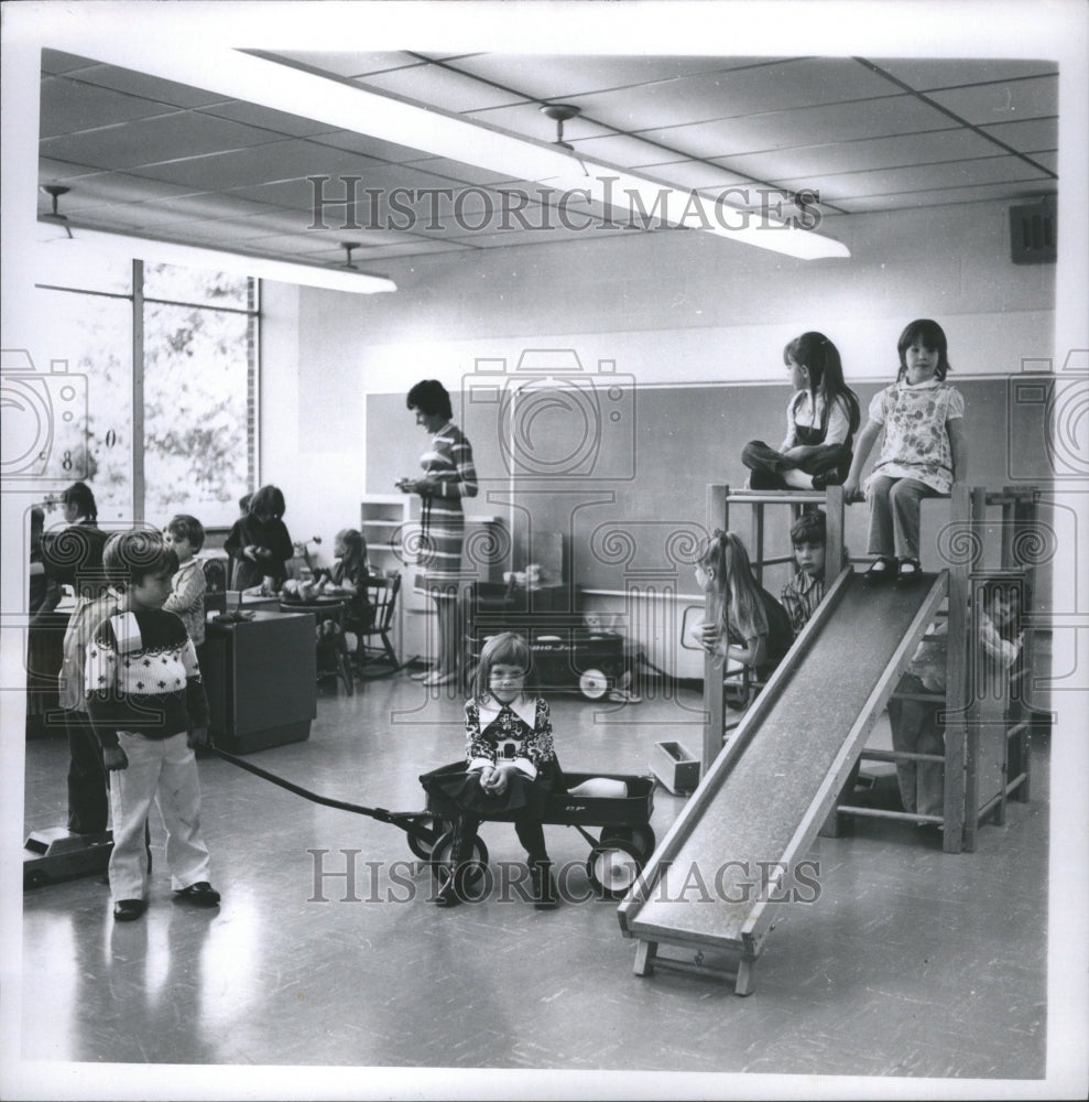 1972 Press Photo Kindergarten Mrs. Joan Ruhr