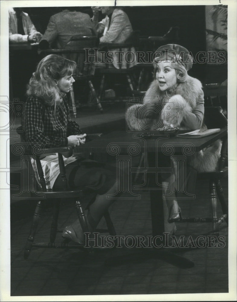 1983 Press Photo &quot;Cheers&quot; Shelley Long and Glynis Johns