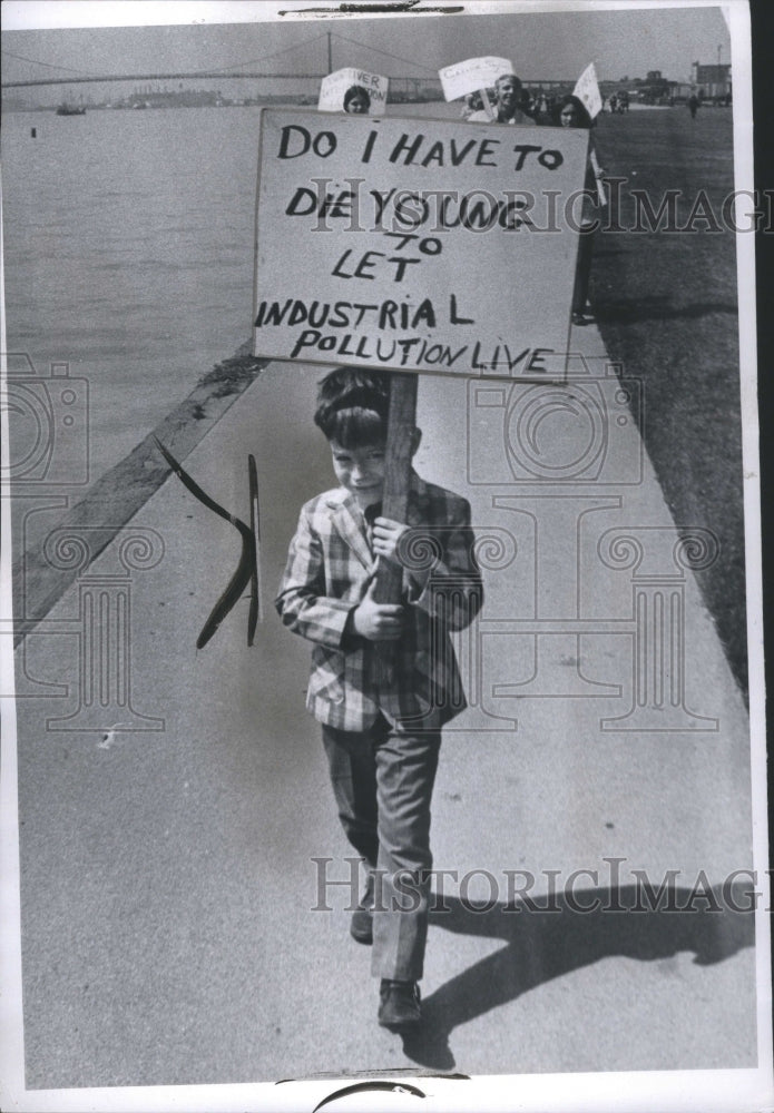 1970 Press Photo Dale Vermillion Picket Line Pollution