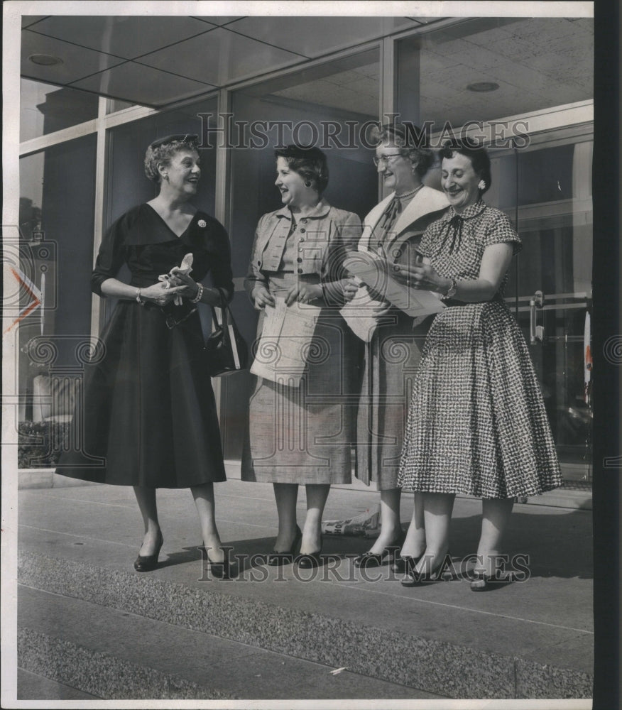 1955 Press Photo Club People