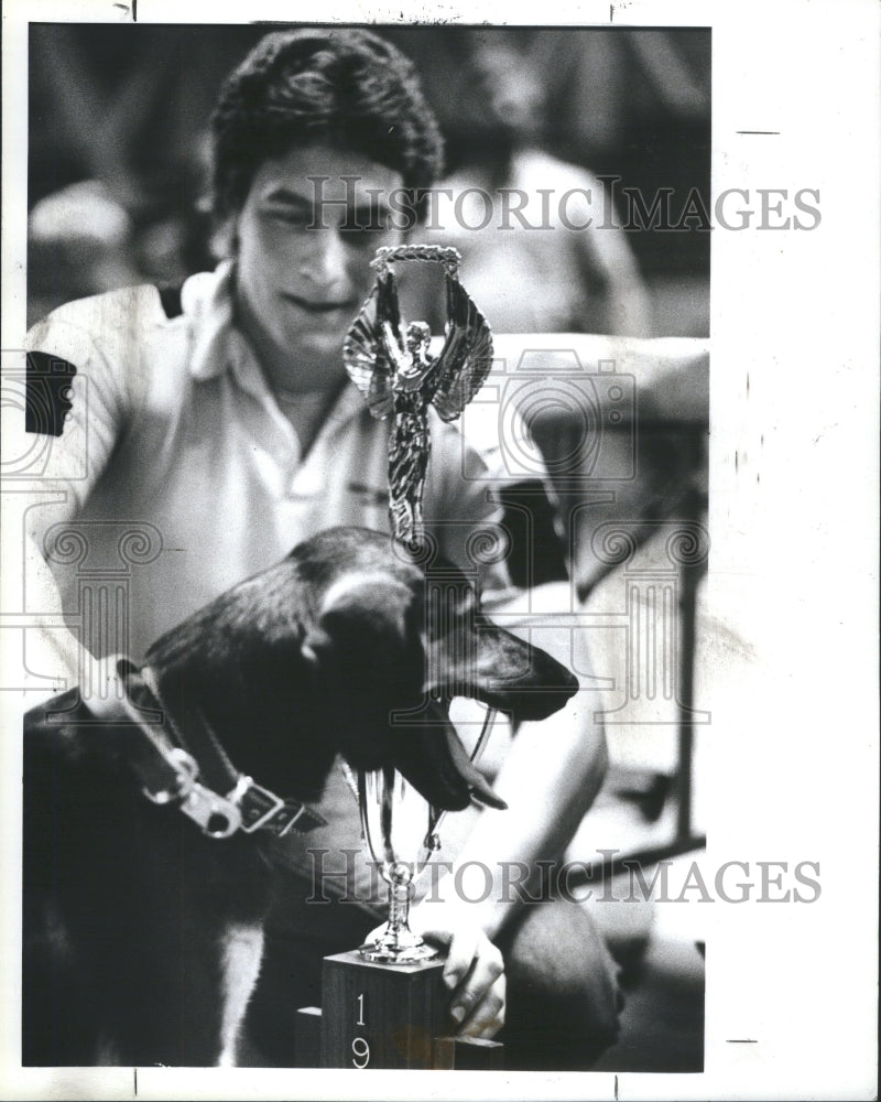 1984 Press Photo Jim Gerling With His Dog Chelsea