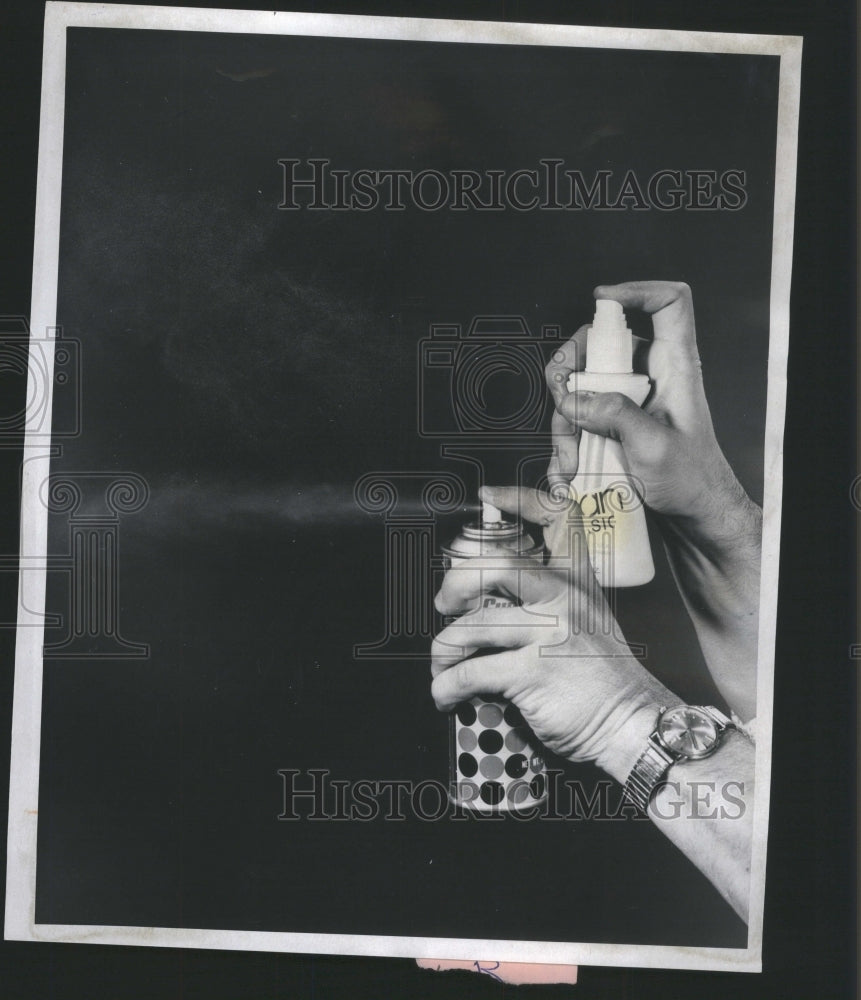 1976 Press Photo Hairspray Technology Invention