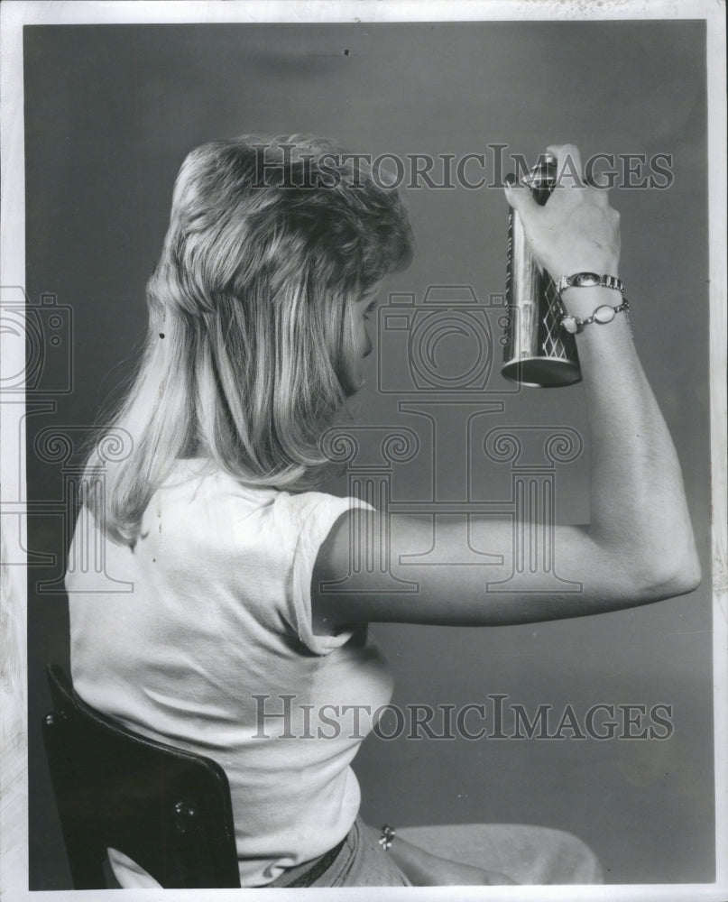 1975 Press Photo Woman Using Aerosal Hairspray On Hair