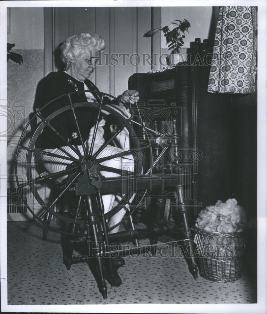 1969 Press Photo Lady Demonstrates Spinning Wheel