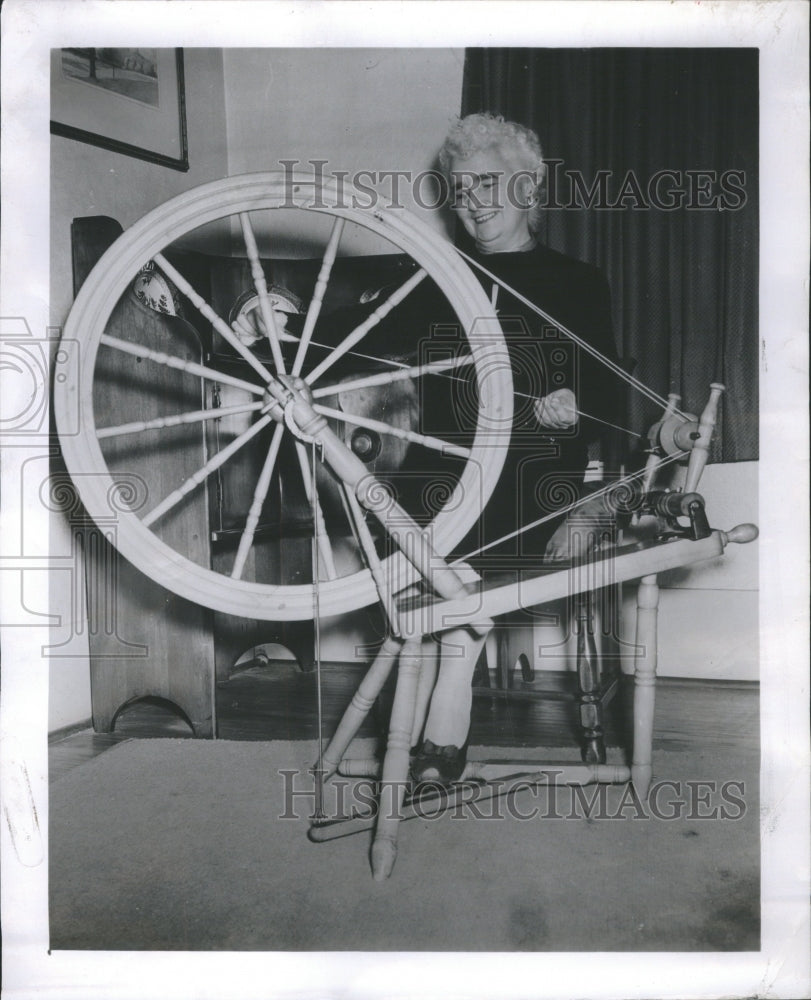 1951 Press Photo 50&#39;s Women Spinning Wheel Demo