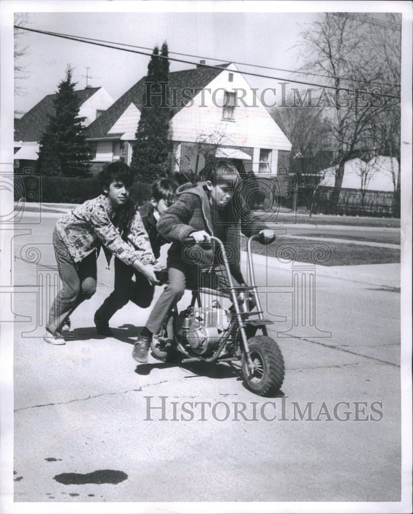 1971 Press Photo Getting A Running Start