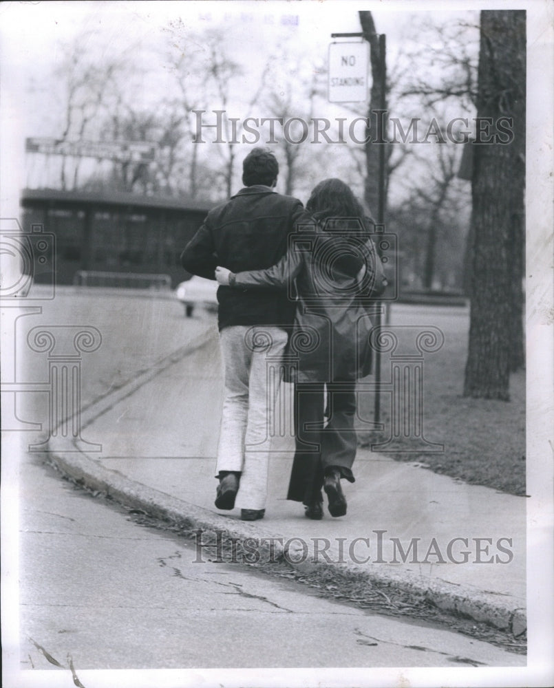 1971 Press Photo Couple Walking Down Street Springtime