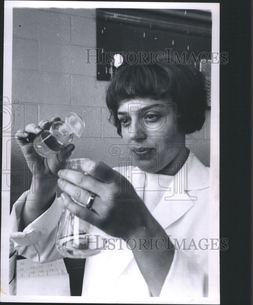 1967 Press Photo Hermione McDonald Lab Scientist