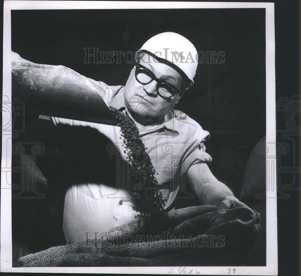 1967 Press Photo Harry Danielak Mill Feeder Blackpepper