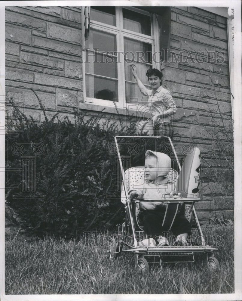 1960 Press Photo Agnes Bielec And Son Richard Cleaning