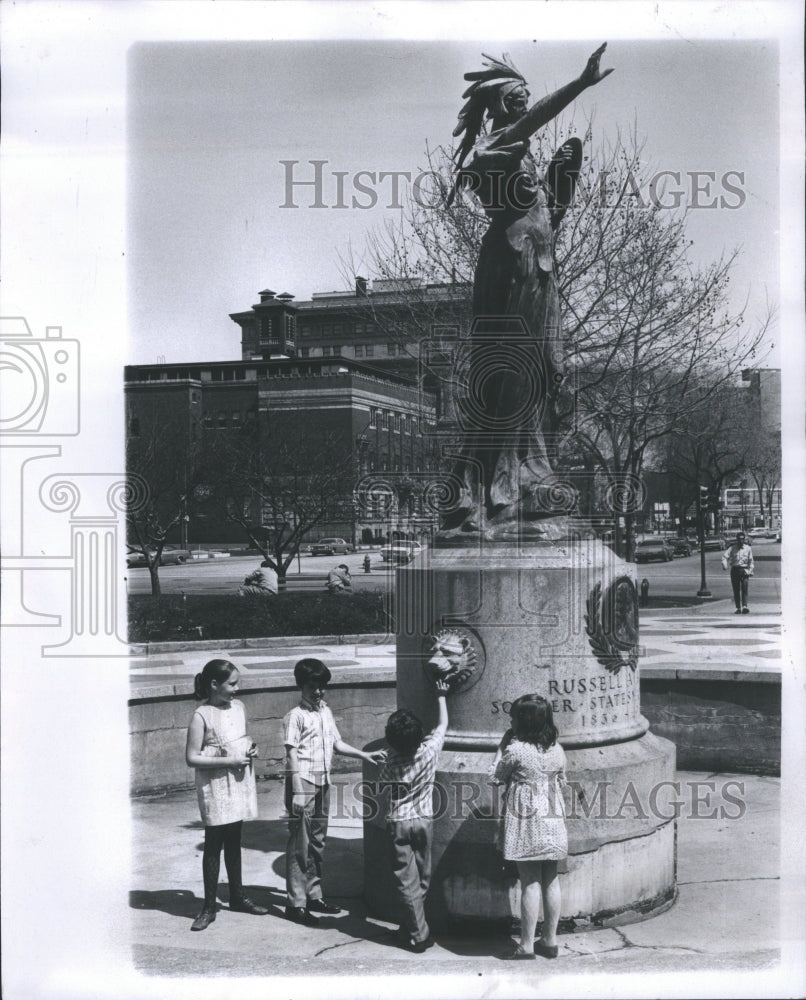 1970 Press Photo Children Play in Fountain