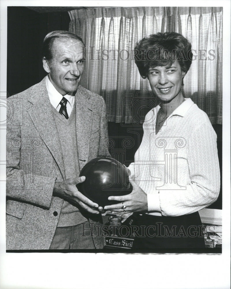 1980 Press Photo Bill Sprock Bowler Poses Bowling Ball