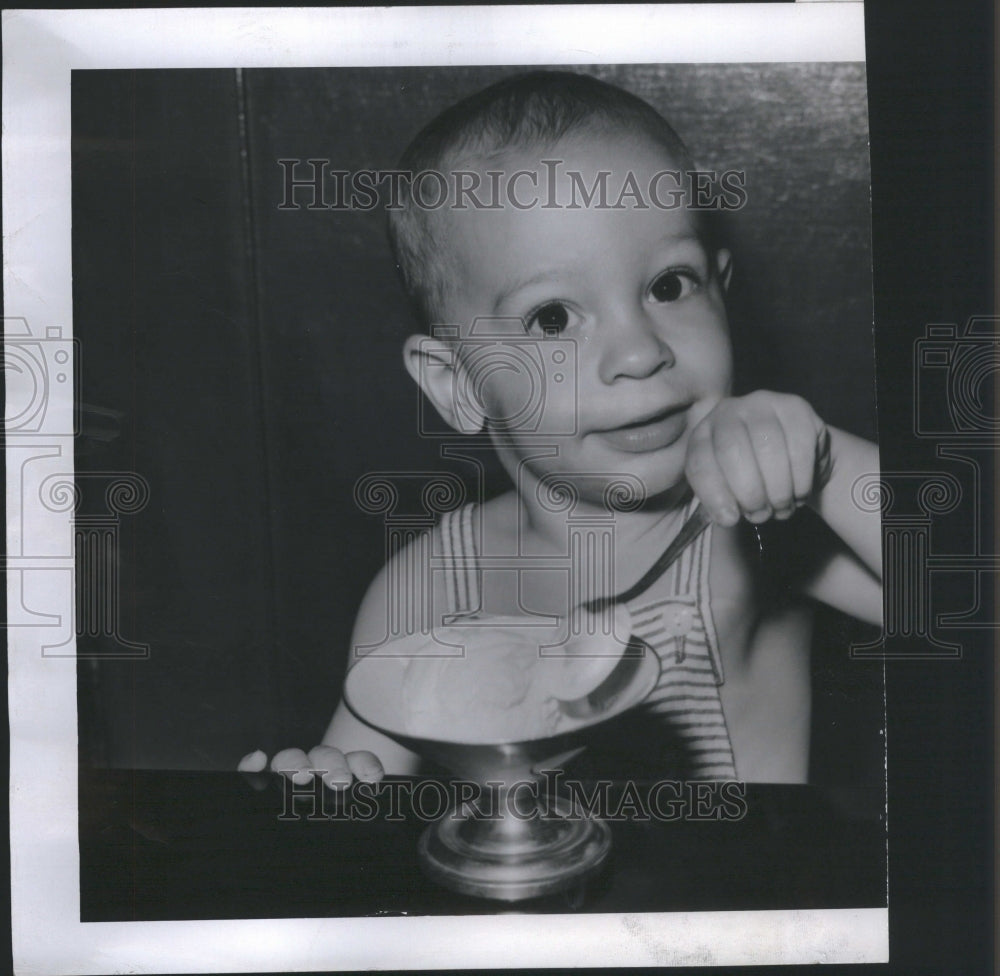 1946 Press Photo Child Ice Cream Summer