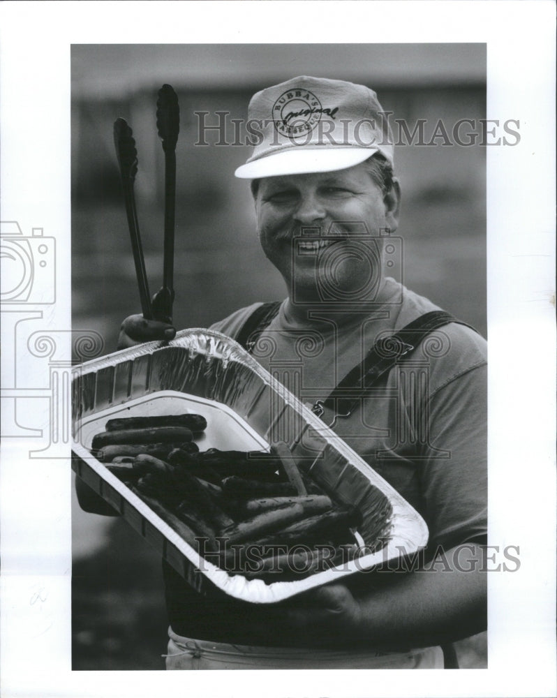 1993 Press Photo Officer Paul Stupka Grilling Hot Dogs