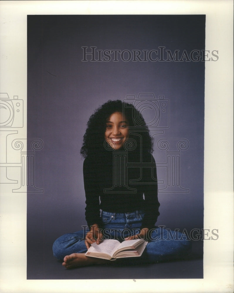 1994 Press Photo Tamika Models Black Shirt &amp; Blue Jeans