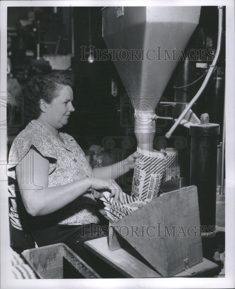 1950 Press Photo Factory Worker Fills Bags With Sugar