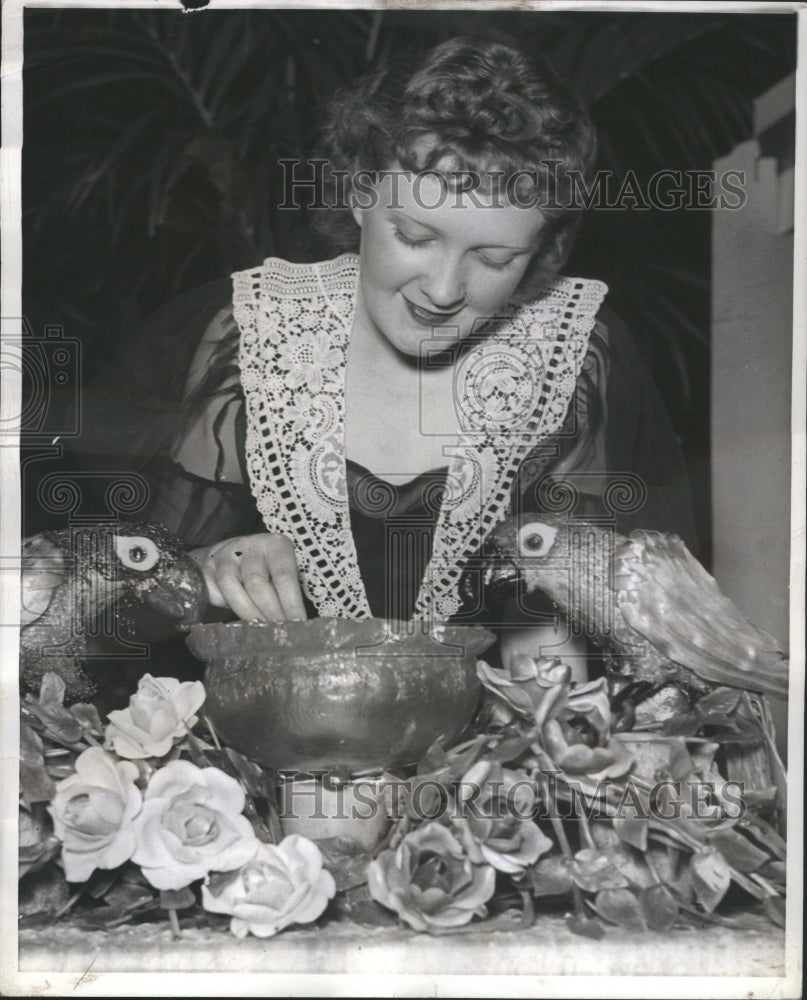 1939 Press Photo Earnestine Nissen Sugar Sampling