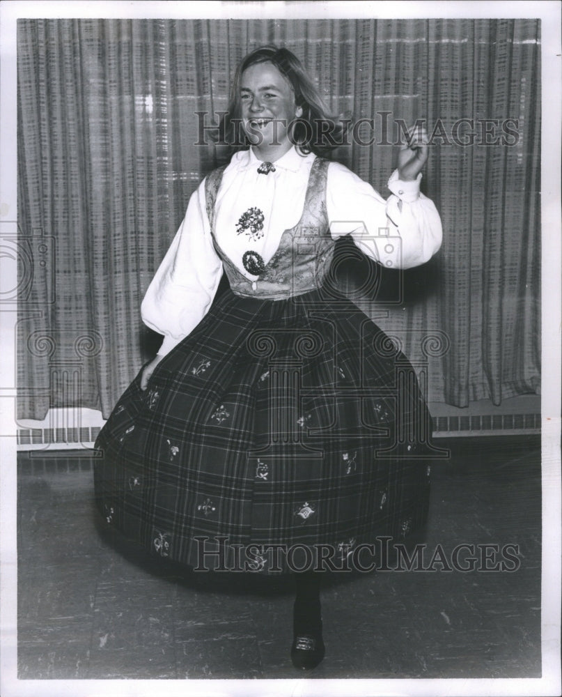 1964 Press Photo Student exchange,Inger Lysbabren,dance