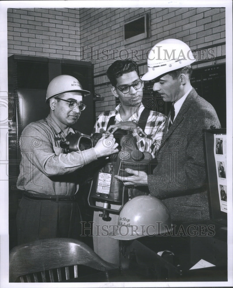 1961 Press Photo Student Gas Mask Demonstration