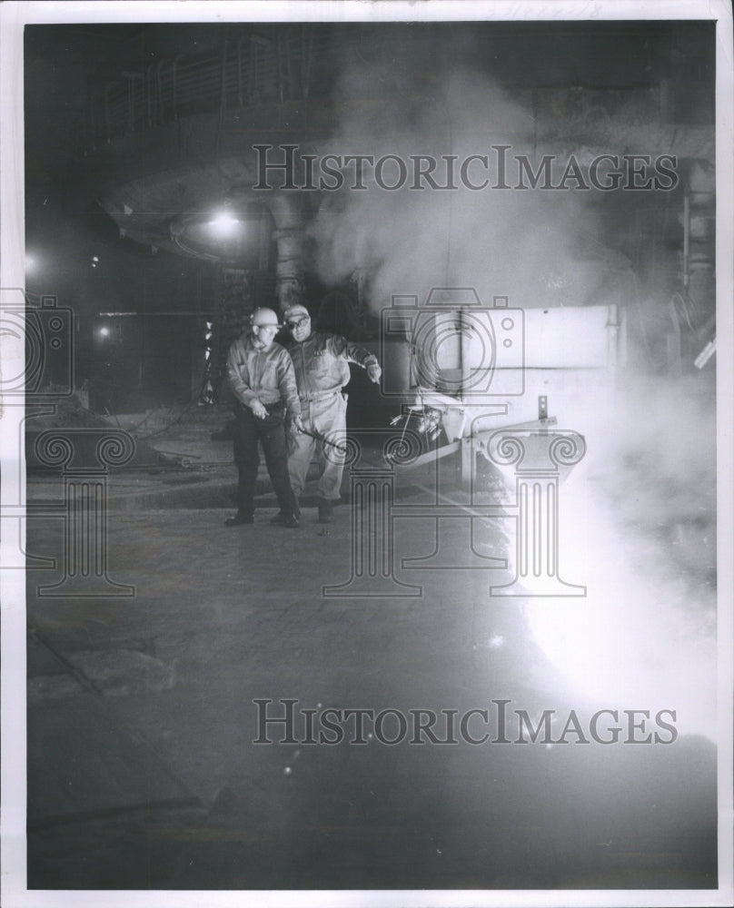 1961 Press Photo K K Hans &amp; Rino Facca Hot Metal Sample