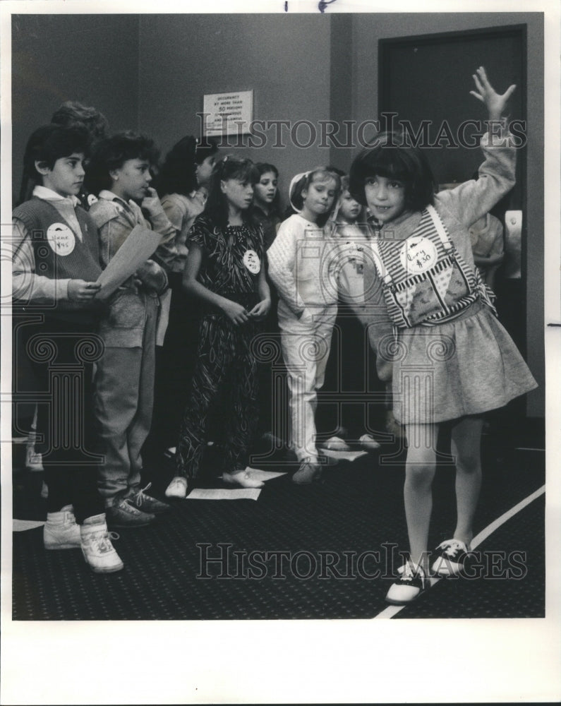 1985 Press Photo Eager youngsters