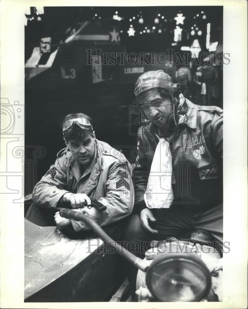 1982 Press Photo Background Around Heads