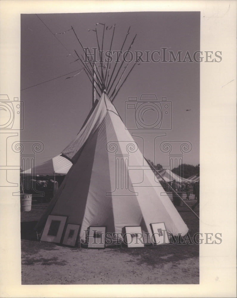 1994 Press Photo Tent Finch Shelter Sheets Homes.Rope