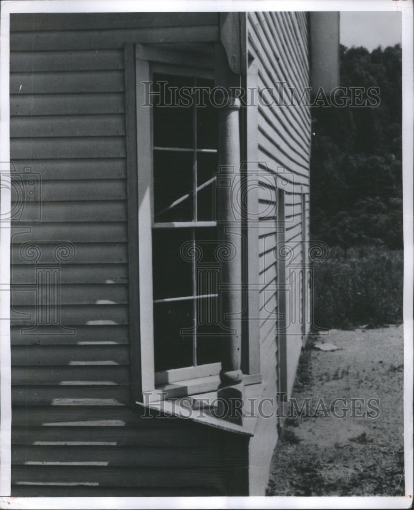 1949 Press Photo Windows placed only at corners