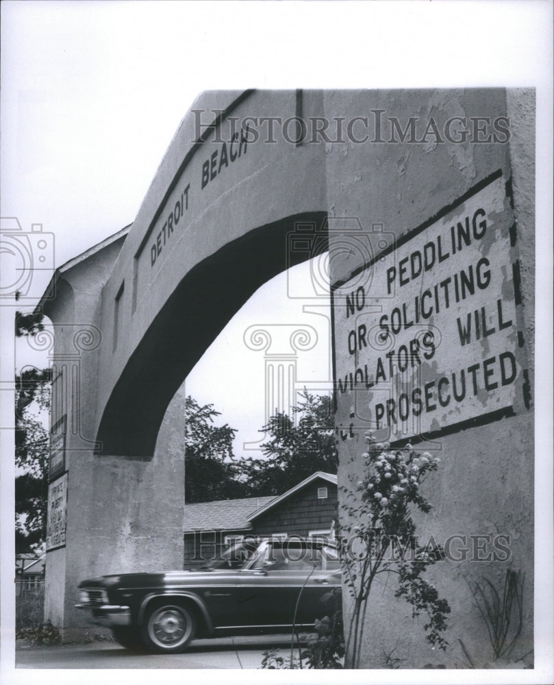 1969 Press Photo Entrance to Detroit sign with rules