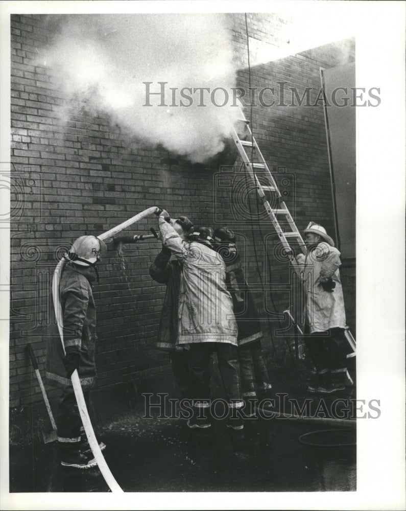 1981 Press Photo Empty School Building Firemen Working