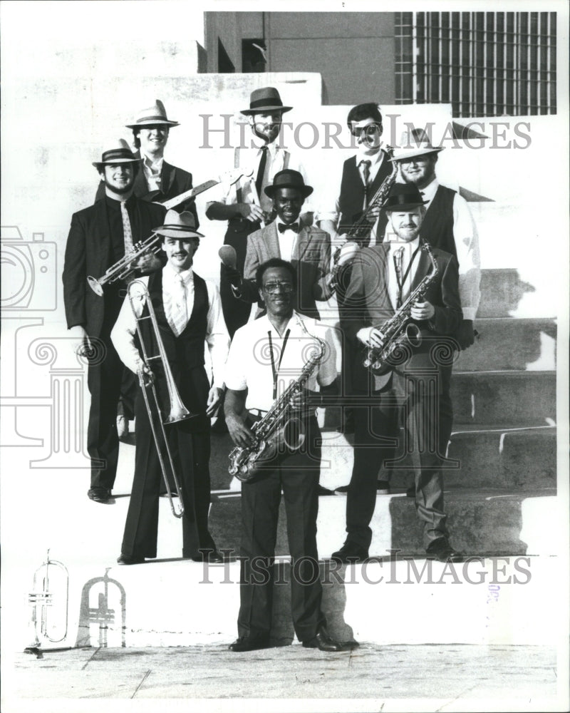 1985 Press Photo Entertainers Sun Messengers Standing