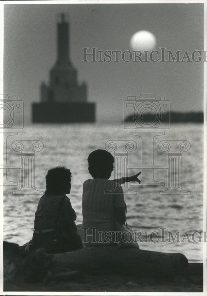 1983 Press Photo Sunset Gazing Two VisitorsMcClain Stat