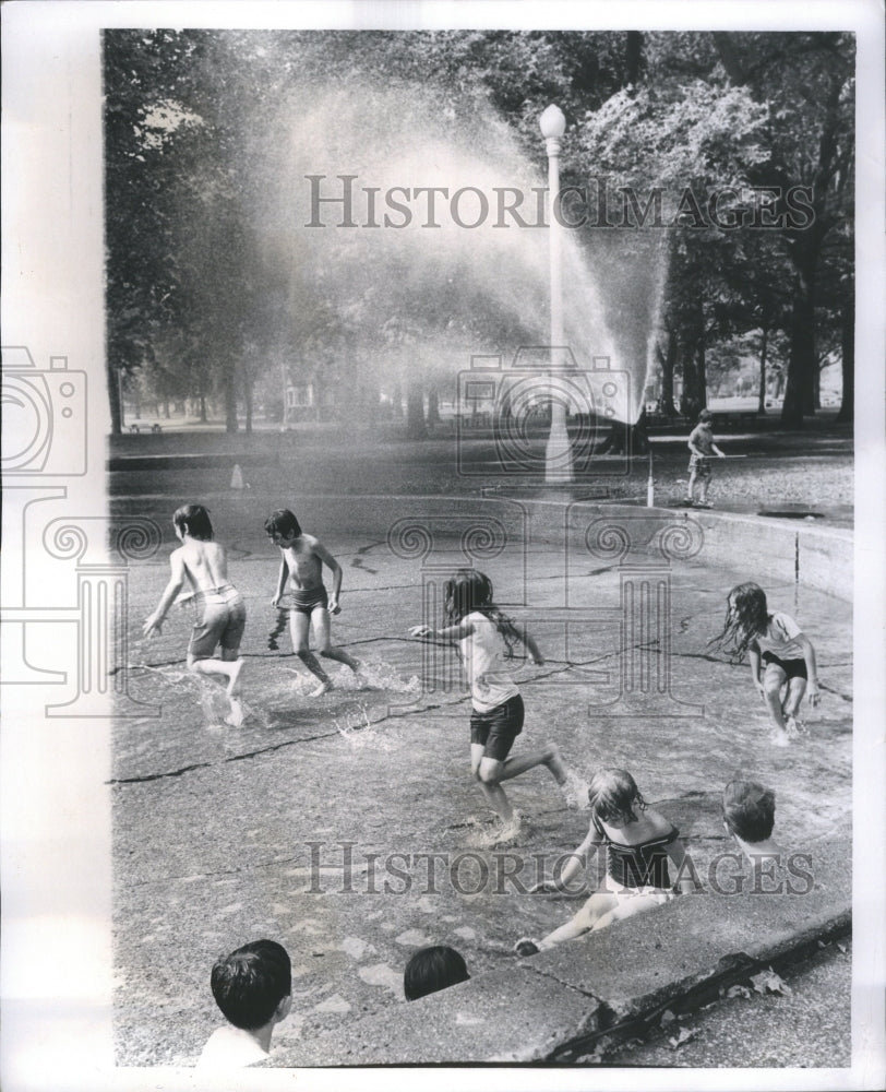 1973 Press Photo Kids playing water clarks park