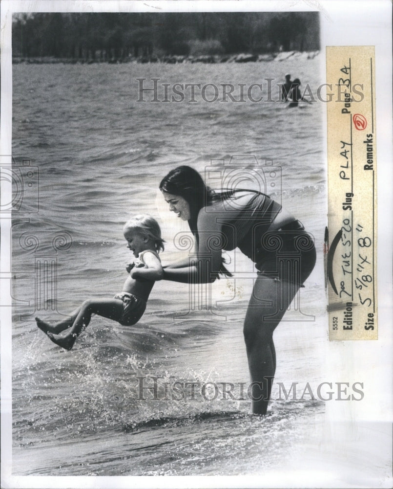 1975 Press Photo Metro Beach Mother Child Playing Water