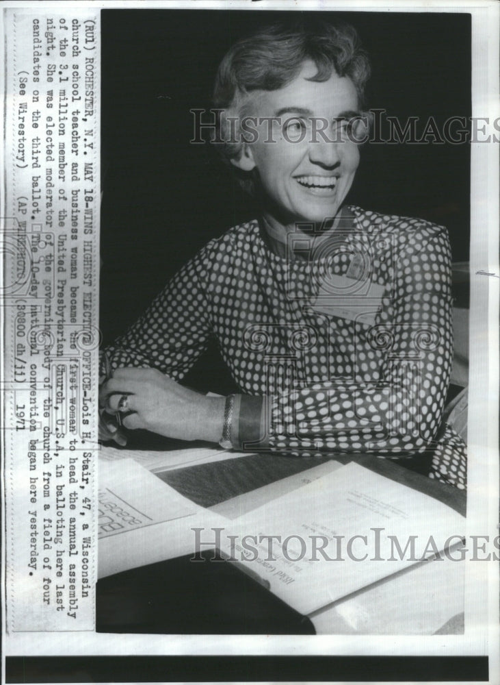 1971 Press Photo Lois H Stair Teacher Business Assembly