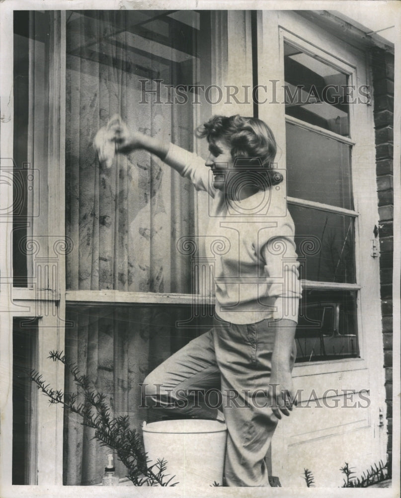 1959 Press Photo Mrs Lee Smith Glass Windows Springfiel