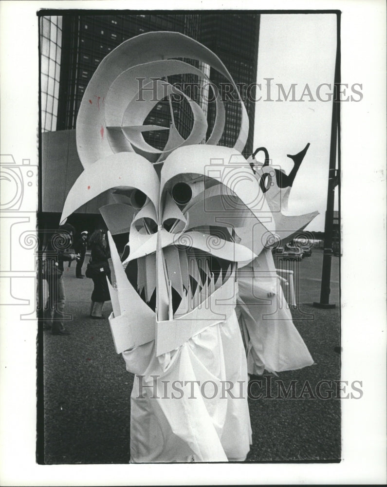 1981 Press Photo Hart Plaza Spring Detroit People