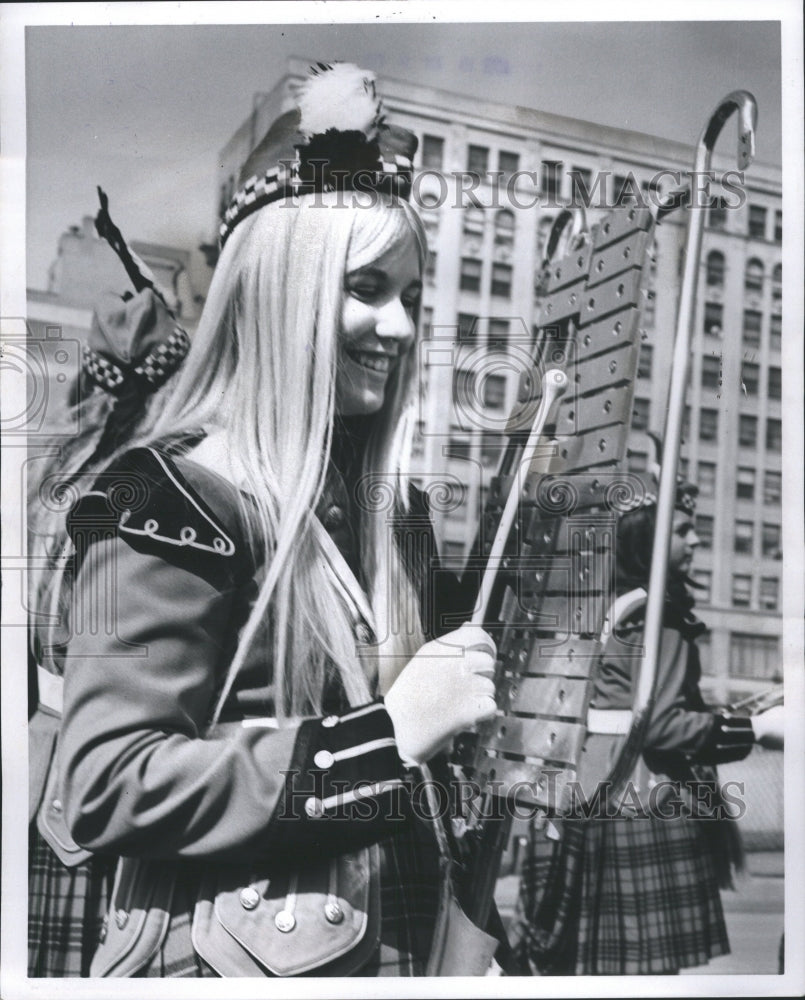 1971 Press Photo St Pat&#39;s Parade Shela Dudley Holiday