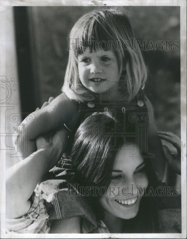 1973 Press Photo Cristina Raines American Actress Cliff