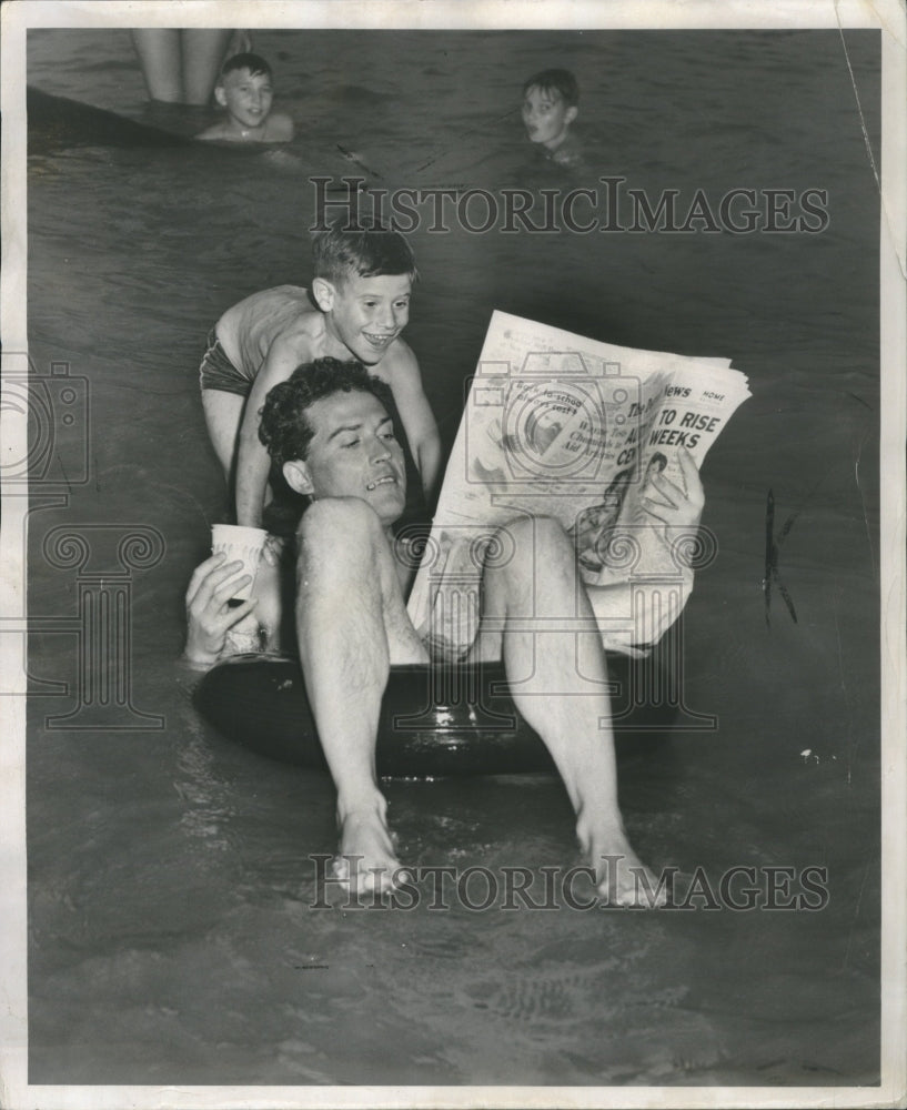 1953 Press Photo Taking Cool James Cashen Peter Isle Be