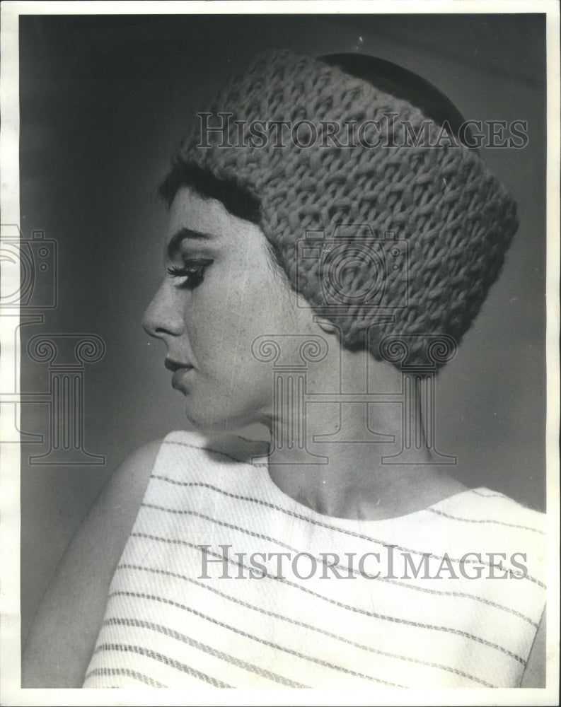 1985 Press Photo Saint Laurent Bright Colors Knitted