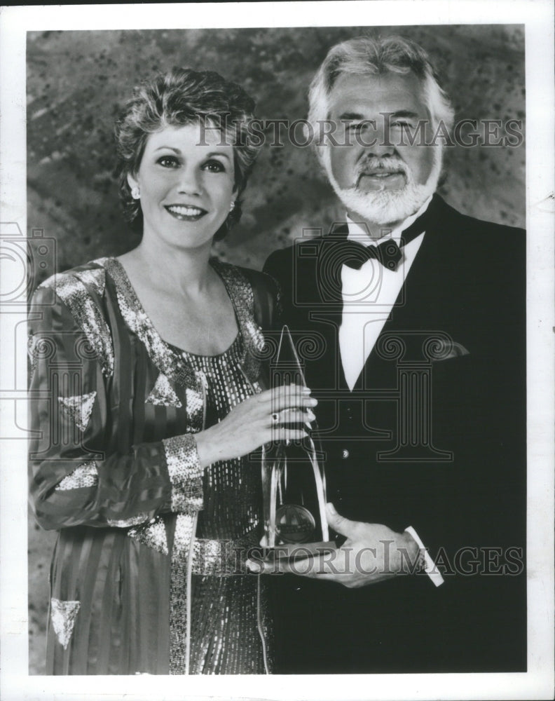 1989 Press Photo Anne Murray Musician Kenny Rogers Awar